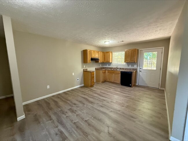 Building Photo - 3 Bedroom  2 Bathroom in White Pine