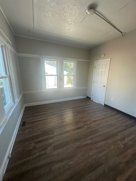 Building Photo - 227 E Walnut St