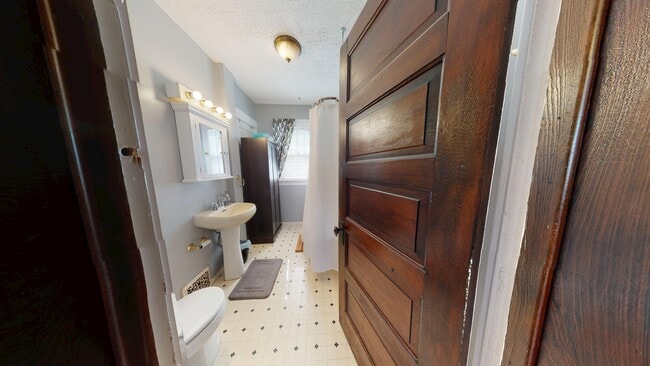 Old Bathroom (it's been updated) - 7217 Saint James St
