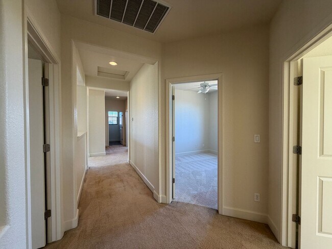 Building Photo - Spacious 4 Bedroom, 2.5 Bath in North Valleys