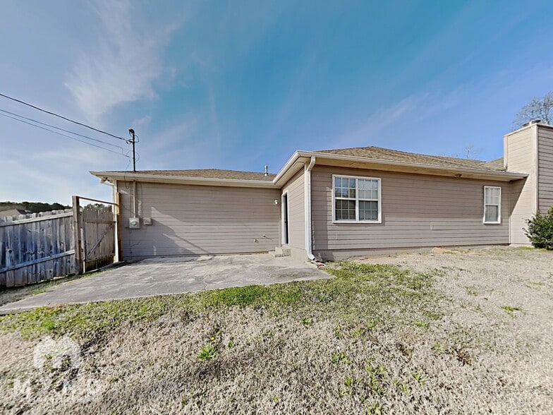 Building Photo - 2025 Plantation Pkwy