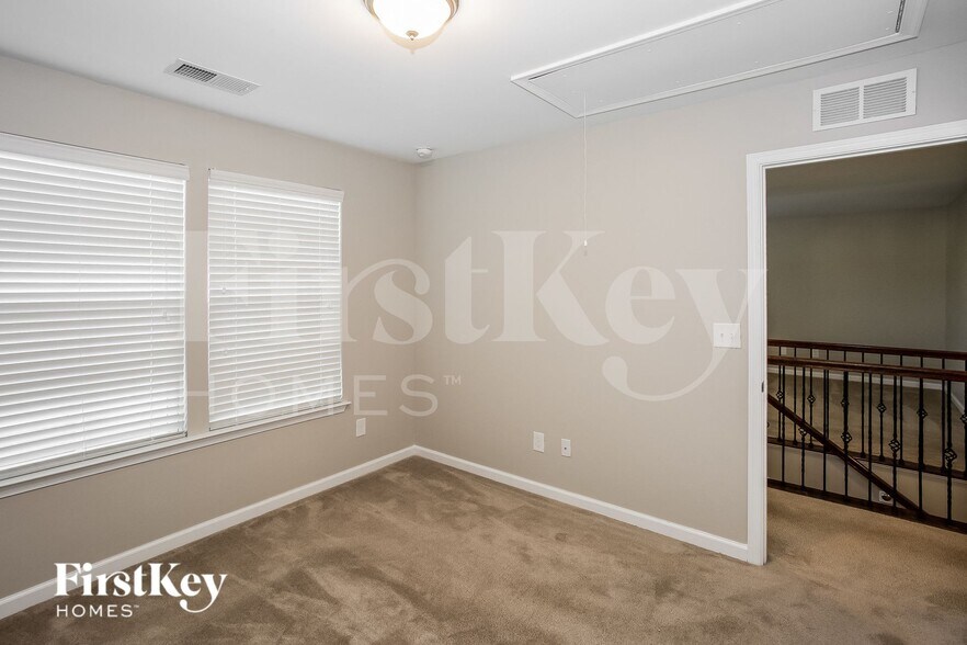 Building Photo - 3232 Oulten St SW