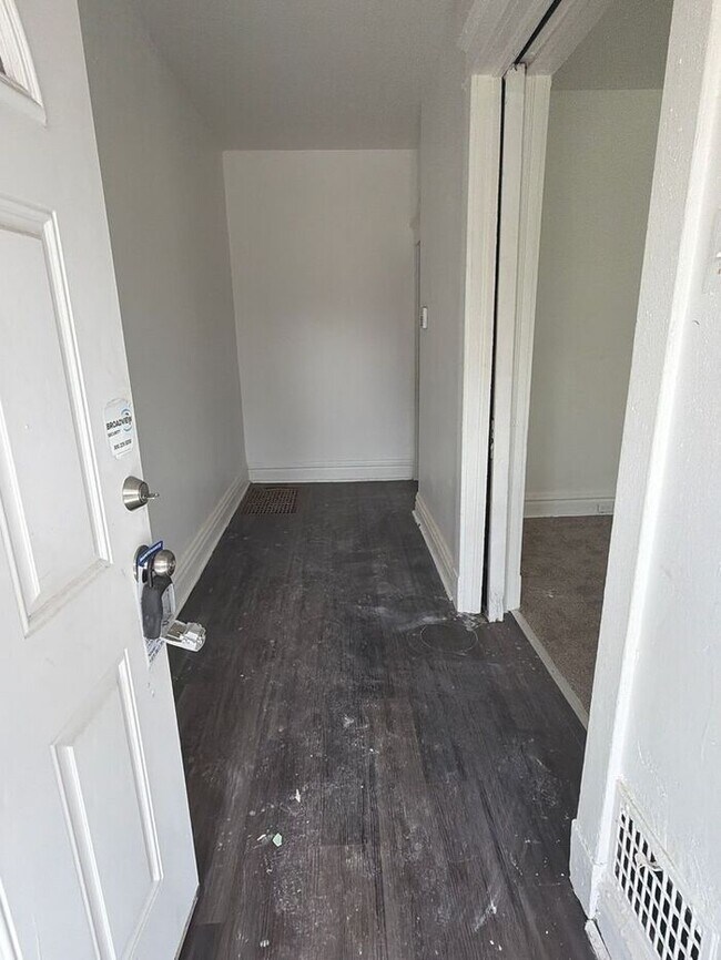 Building Photo - 2 Bedroom, 1 Bath