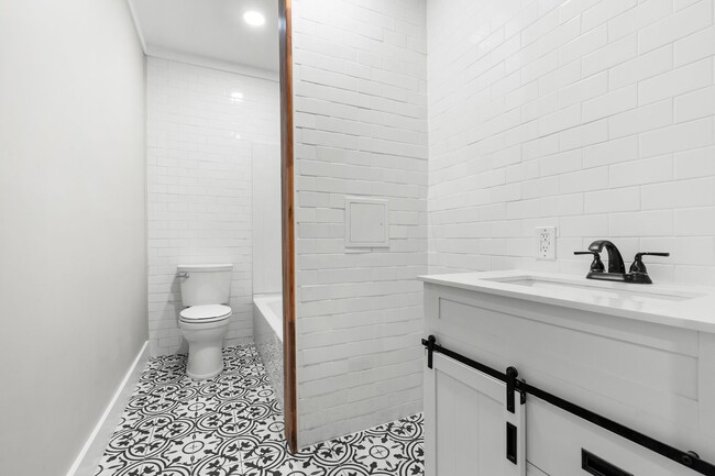 Building Photo - 107 S Mulberry St