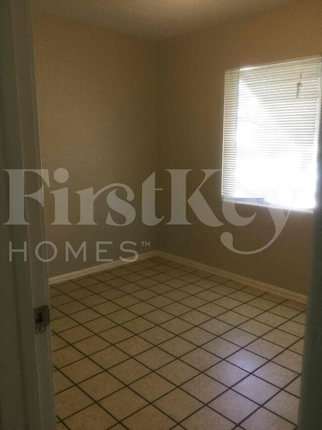 Building Photo - 609 Snowden Dr