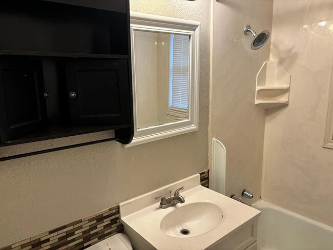 Building Photo - 2322 W Casado St