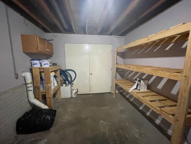 Building Photo - Now Available! Gorgeous Walkout Basement Home with a Pool, Ozark