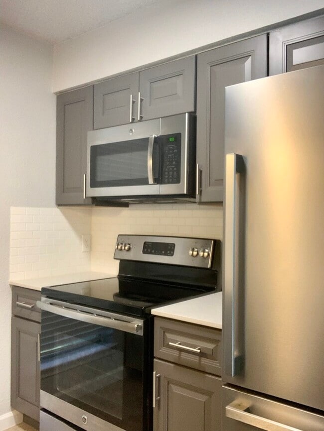 Building Photo - 2749 Parkchester Dr