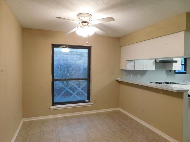 Building Photo - 2711 River Birch Dr