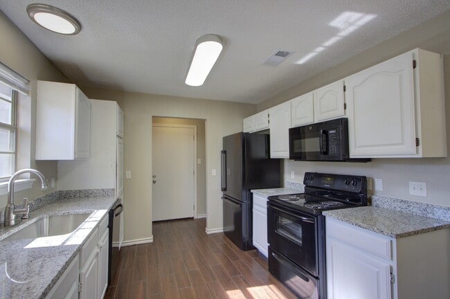 Building Photo - 118 Val Verde Trail