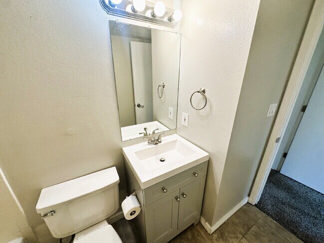 Building Photo - Updated 2 Bedroom, 2 Bath Condo (Available Immediately)