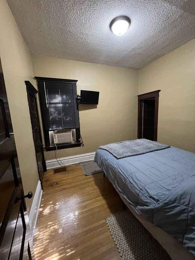 Building Photo - Fully furnished 3 bedroom 1 bathroom house!