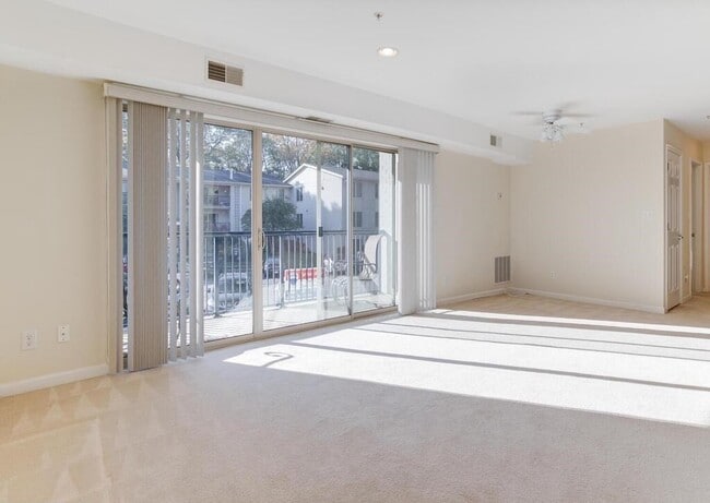 Natural sunlight fills the livingroom - 1101 Primrose Ct