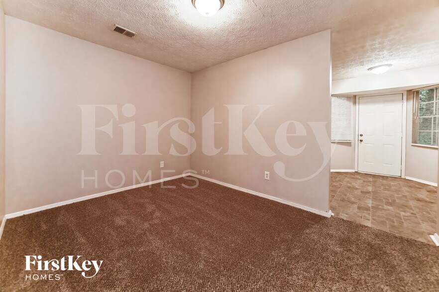 Building Photo - 1010 Pine Tree Trail