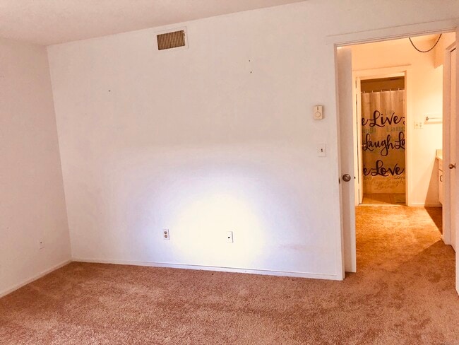 Building Photo - 61 Heritage Vlg