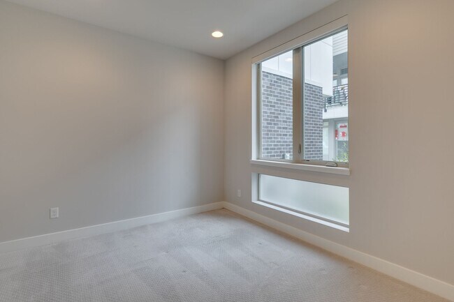 Building Photo - *Beautiful Modern 3 Bed Kirkland Townhome Available Now!*