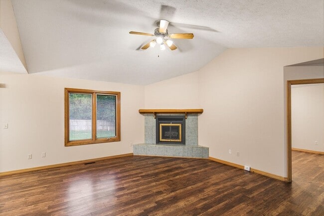 Building Photo - All brick home in Glendale schools!