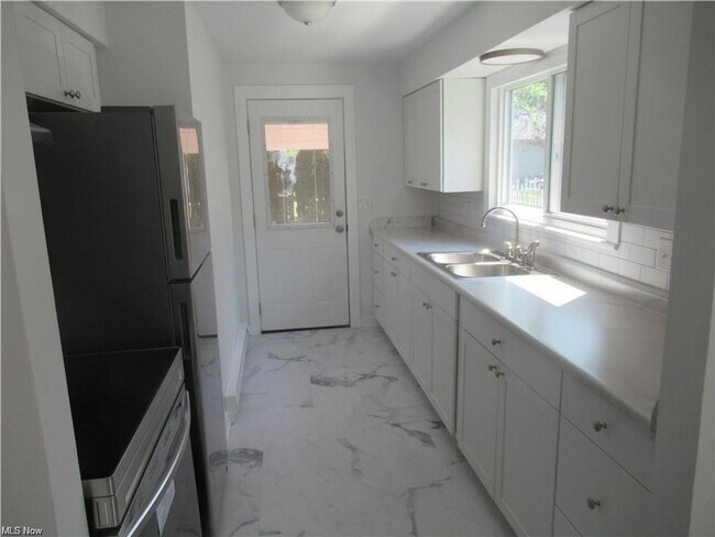 Building Photo - 173 Forest Blvd