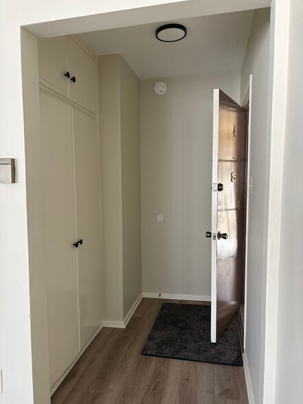 Entry & coat closet - 3430 W 170th St