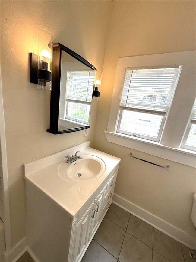 Building Photo - Beautifully Renovated 2 bedroom, 1 bath Bungalow | Historic Highland area | $900/Month Rent