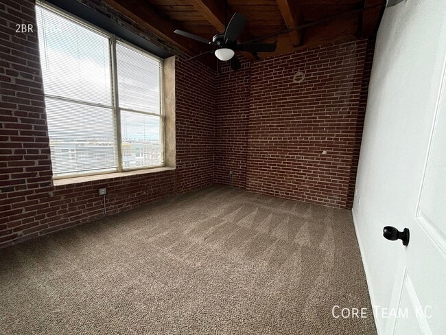 Building Photo - 2 Bedroom Loft in River Market! Great Clos...