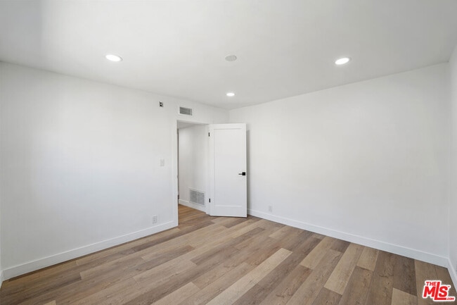 Building Photo - 733 Hayworth Ave