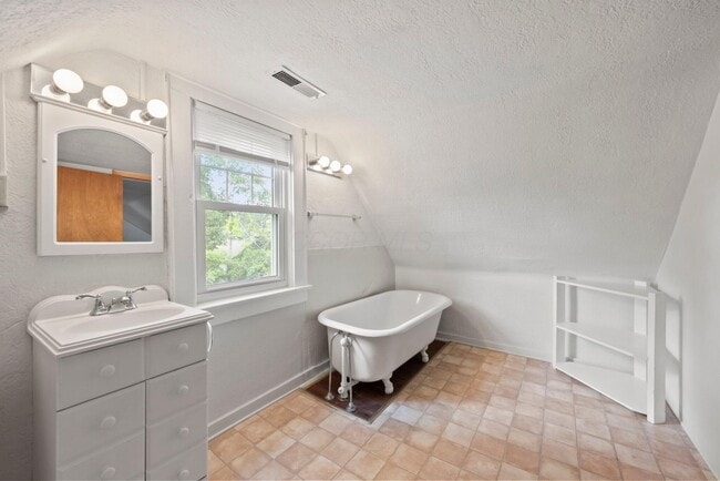 Building Photo - 1561 Glenn Ave