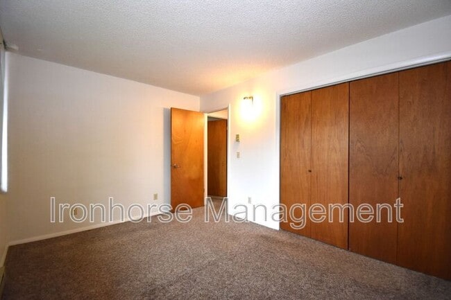 Building Photo - 809 W Villard St