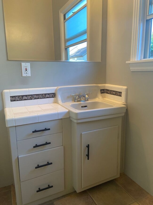 Building Photo - Cute 2 Bedroom Home in the College Neighbo...