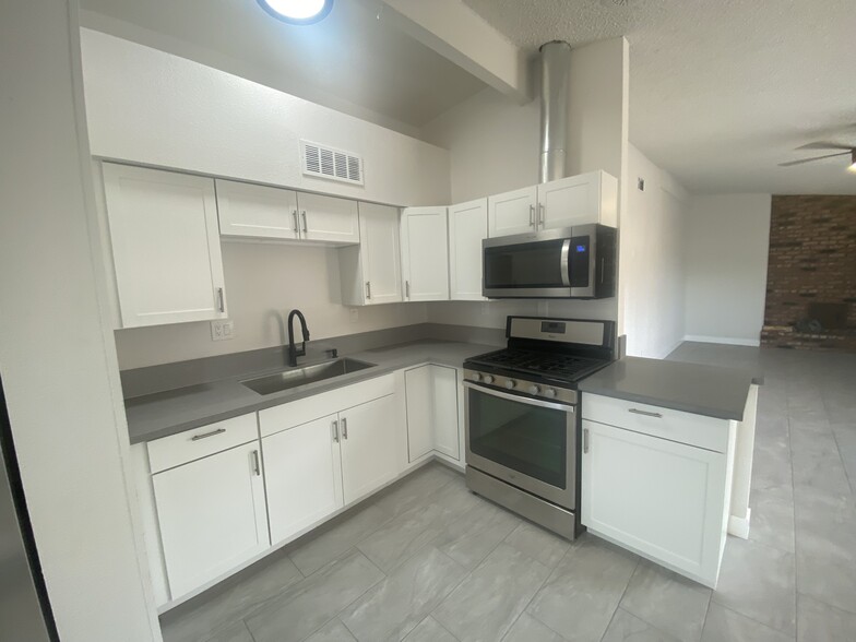 Primary Photo - 1210 E Saint Louis Ave