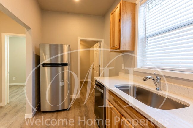 Building Photo - Newly Remodeled 1 Bedroom with an Office