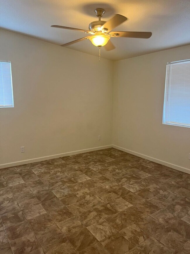 Building Photo - 400 W Arrowhead Dr