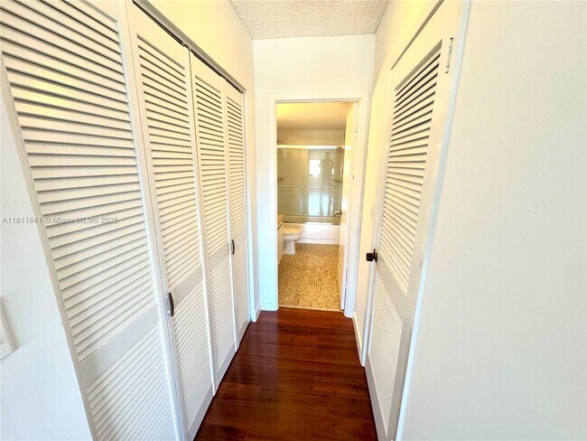 Building Photo - 2500 Parkview Dr