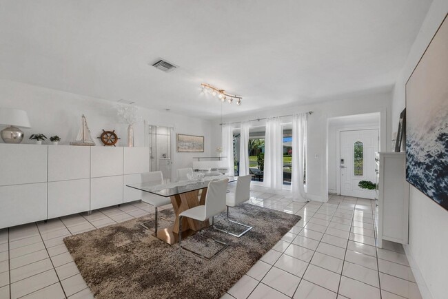 Building Photo - 220 SE 2nd Ave