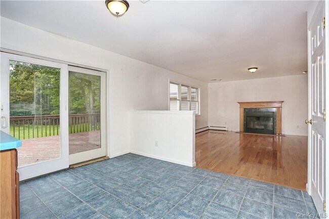 Building Photo - 80 Old Quaker Hill Rd