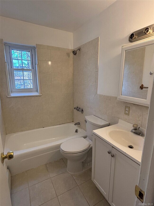 Building Photo - 8 Colonial Rd