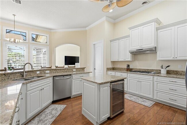 Building Photo - 109 SE Fiore Bello