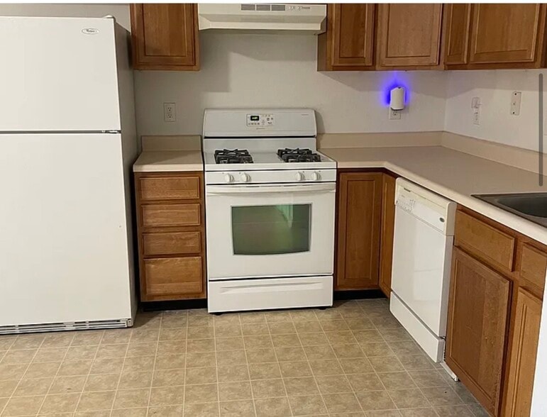 Kitchen - 1195 Count Turf Ct