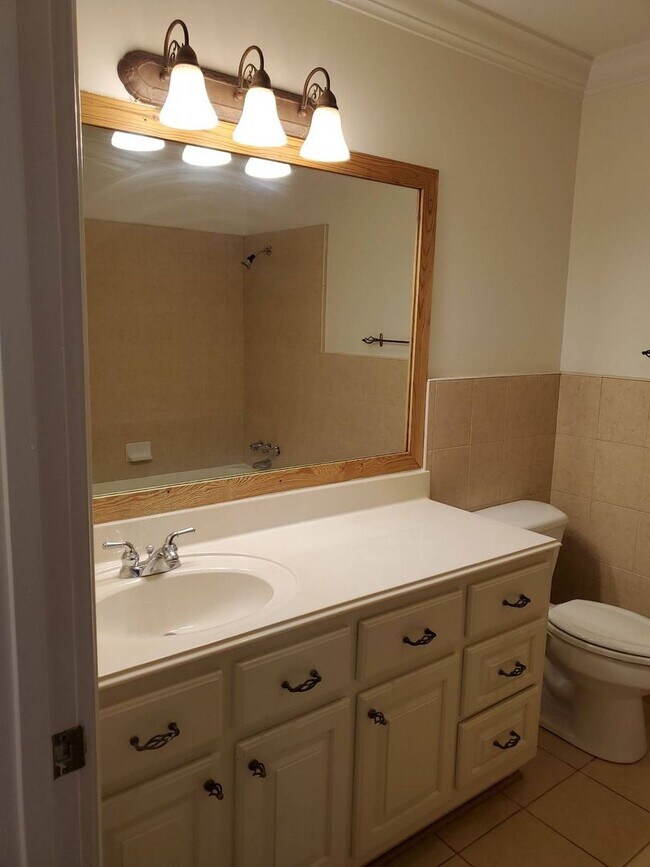 Building Photo - Spacious home in the Augusta Road Community - Lawn care included!