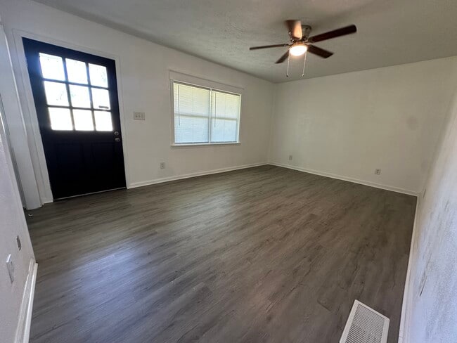 Building Photo - 3 bedroom 2 bath home in Orchard Hill