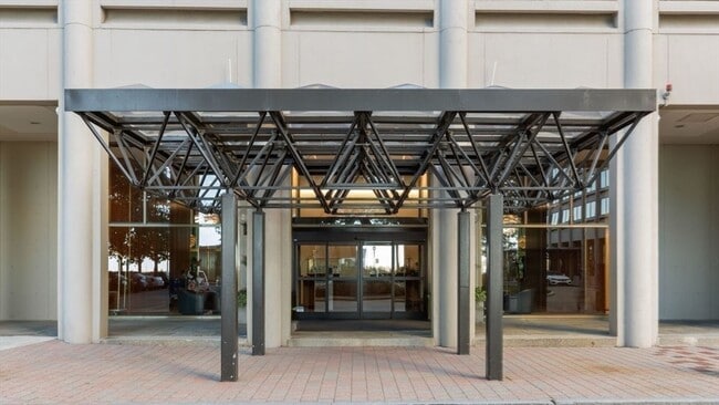 Building Photo - 65 E India Row