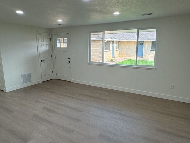 Building Photo - Completely Renovated 2BD/1BA Condo w Attached Garage