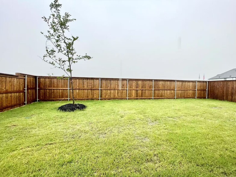 Building Photo - 16629 Freshwater Dr