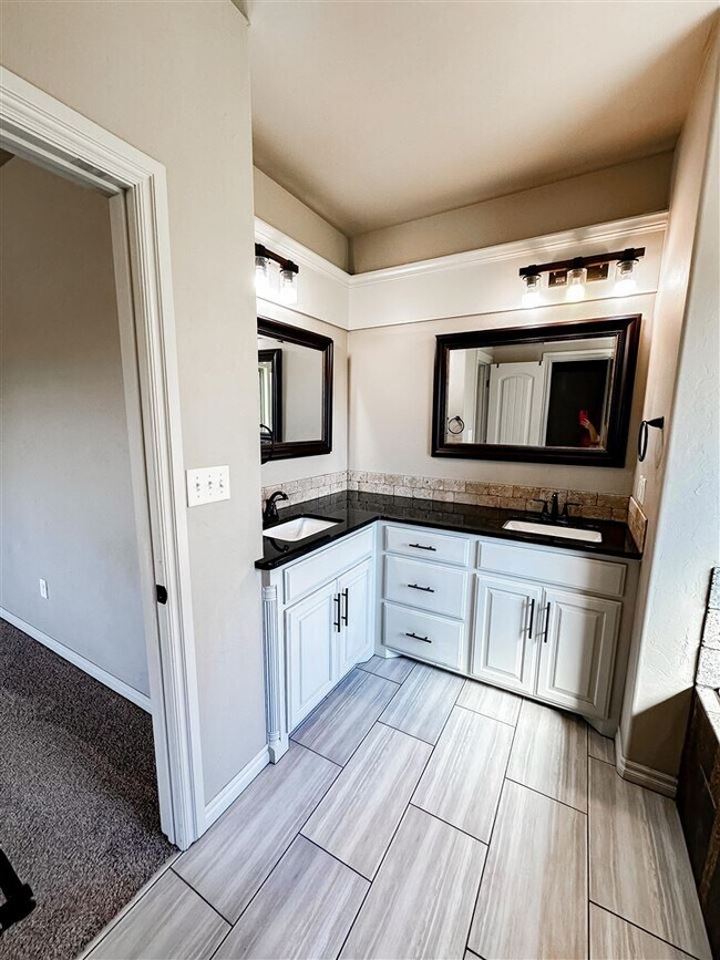 Building Photo - 1121 Scissortail Dr