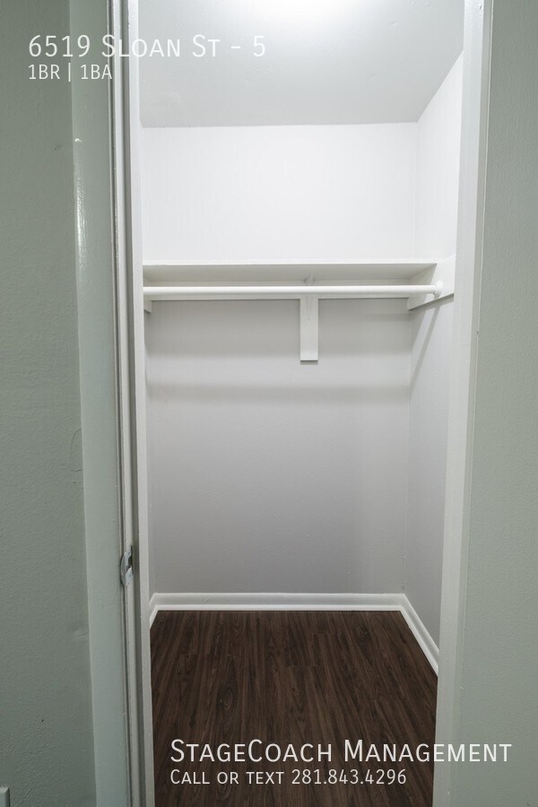 Building Photo - Beautiful 1/1 just minutes from downtown, ...