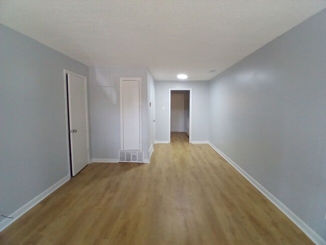 Building Photo - Raleigh Living: Updated 2-Bedroom with Modern Finishes