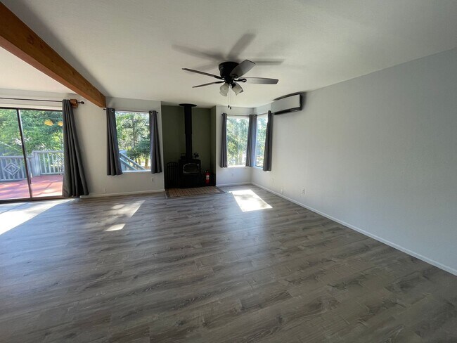 Building Photo - Lovely Pet Friendly, 3 Bedroom Home!
