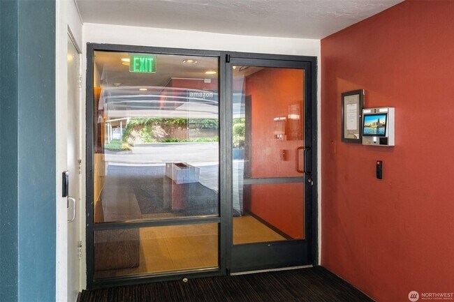 Building Photo - 2bd/1.75ba Kirkland Condo