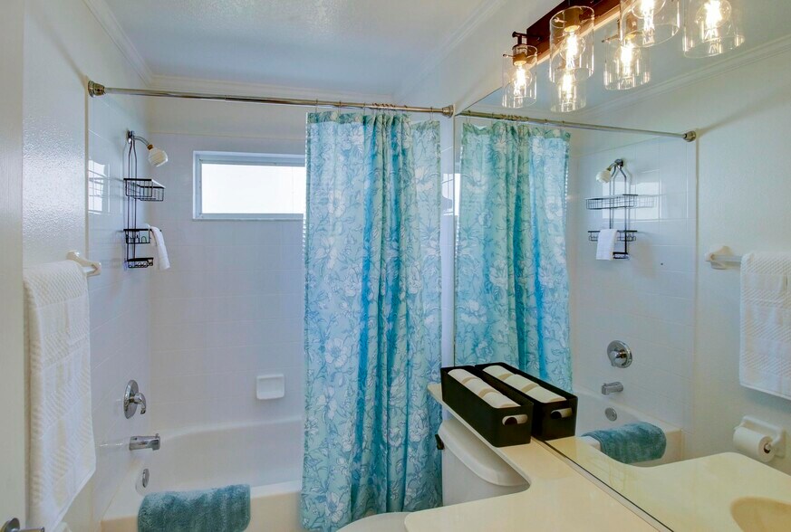 Bath 2 - 143 Braemar Ave