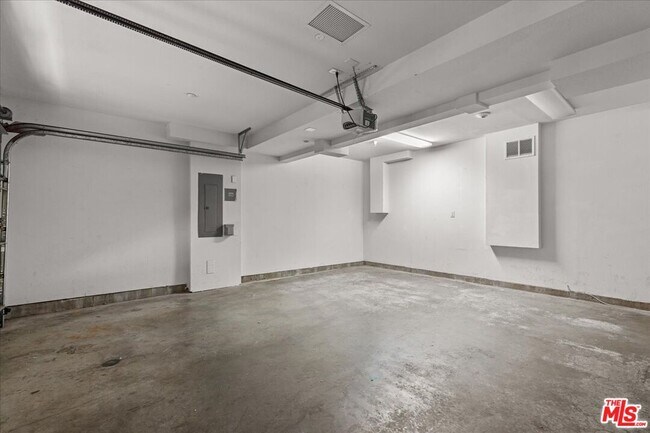 Building Photo - 6021 Dawn Crk
